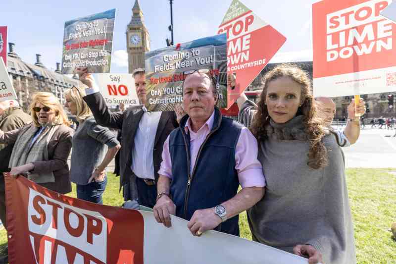 Craig Fuller se unió a los manifestantes contra el desarrollo de Lime Down en Parliament Square