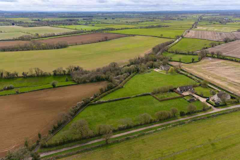 Vista del sitio propuesto de Lime Down en el campo de Wiltshire cerca de Malmesbury y Sherston