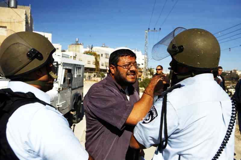 Itamar Ben-Gvir se enfrenta a la policía en Hebrón, Cisjordania, en 2008