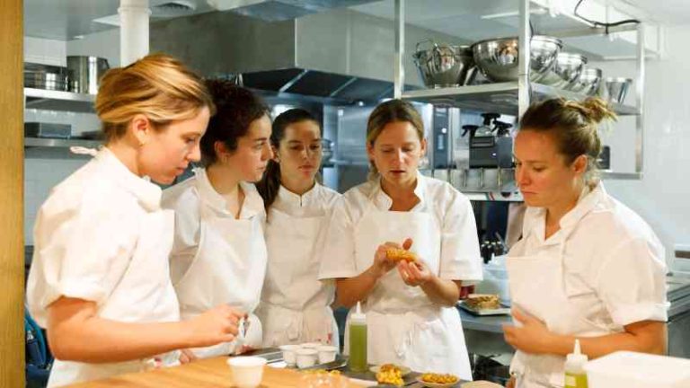 La cocina exclusivamente femenina que desafía el establecimiento gastronómico de Francia.